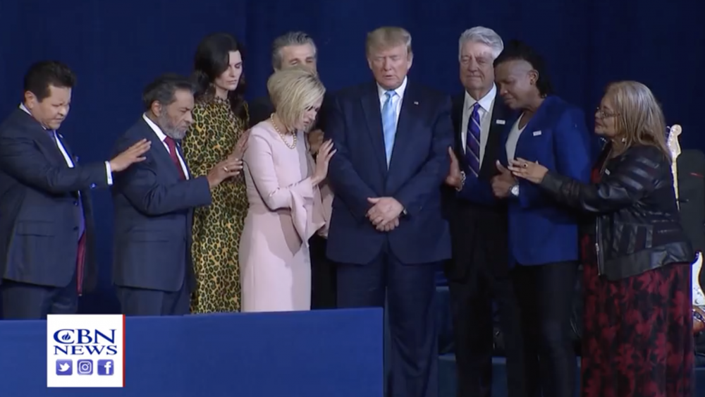Líderes evangélicos oran por el Presidente Trump. CBN News