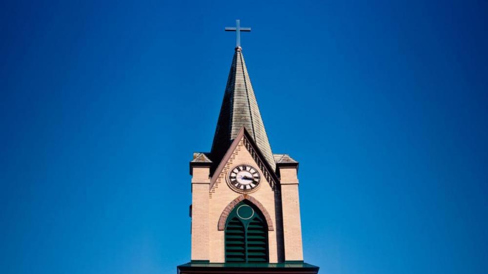 Iglesias de Carolina del Norte convierten edificios de iglesias antiguas en viviendas para migrantes 'para la gloria de Dios'