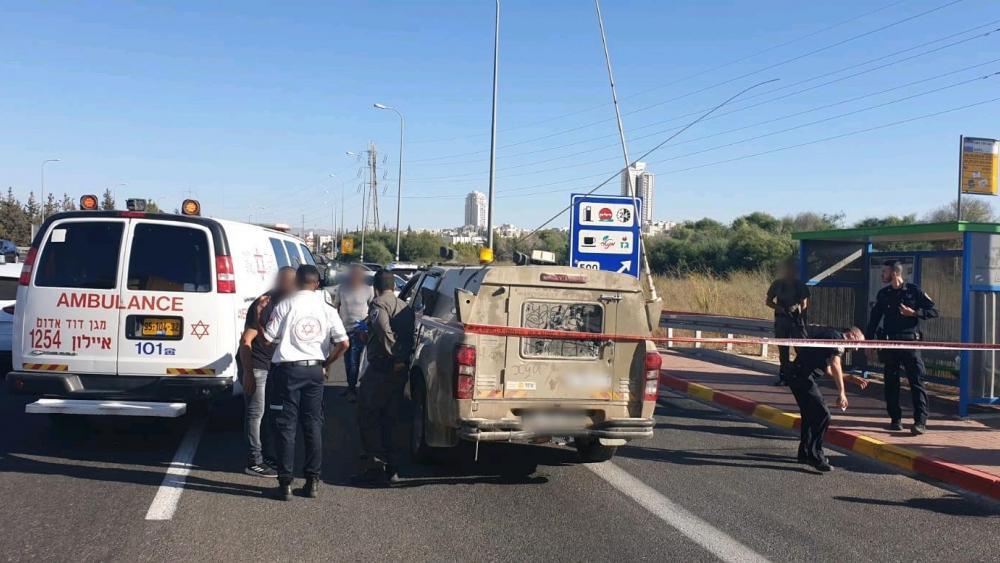 Un oficial de policía israelí también resultó levemente herido mientras intentaba contener al atacante que fue arrestado.