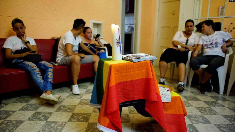 REUTERS: En la foto, activistas de la comunidad LGBT participan en un chat antes de un servicio religioso en Habana.