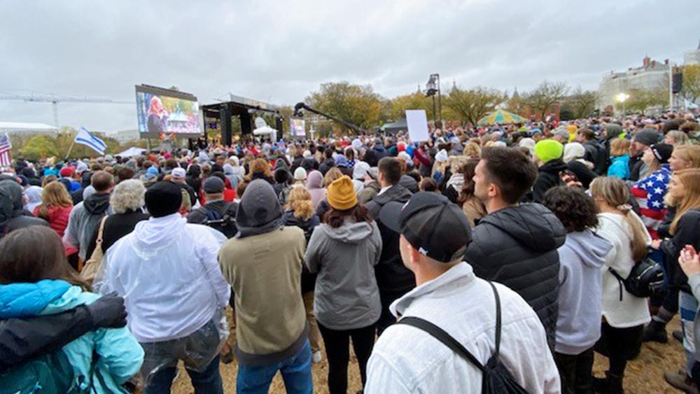 Tens of thousands of Christians gathered in the US capital on Sunday, Oct. 25 for the &quot;Let Us Worship&quot; rally (Photo: Paul Strand/CBN News)