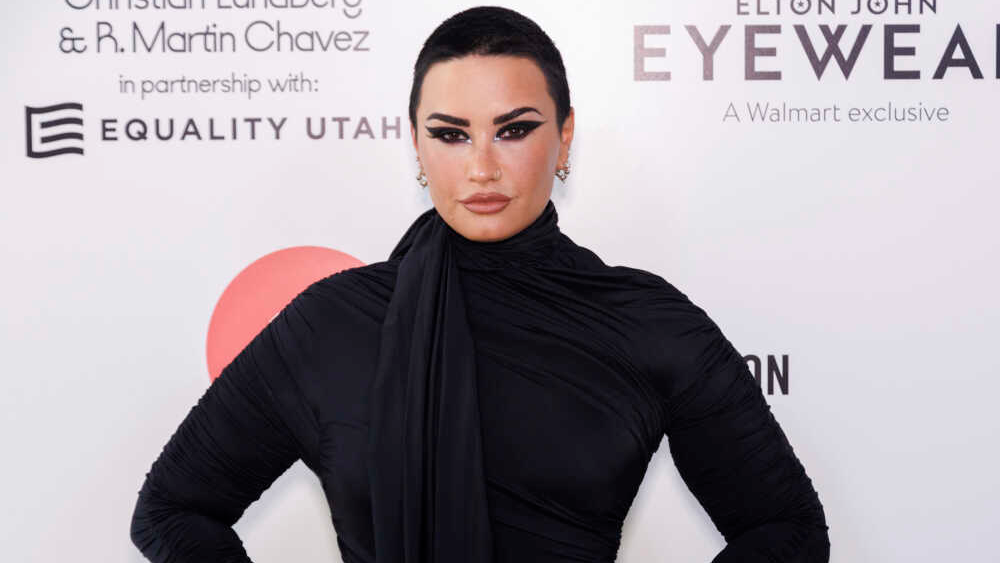 Demi Lovato llega a la fiesta de los premios de la Academia de la Fundación Elton John contra el SIDA el domingo 27 de marzo de 2022 en West Hollywood, California. (Foto de Willy Sanjuan/Invision/AP)
