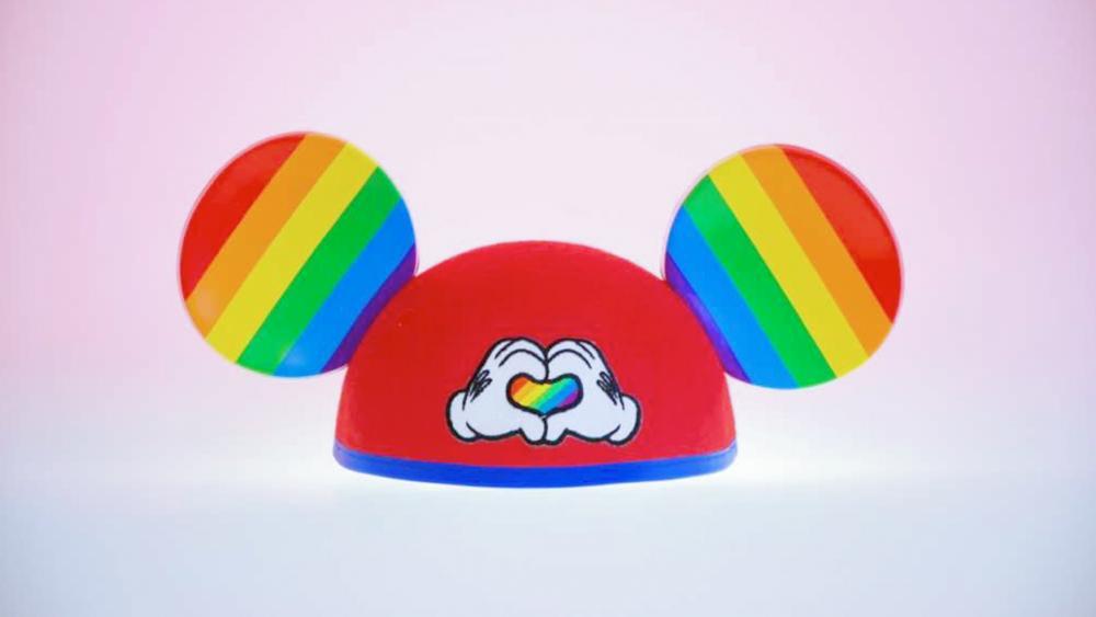 atmósfera el fin semilla Disney lanza nueva "Colección del Orgullo", una línea de ropa LGBTQ para  niños | CBN News