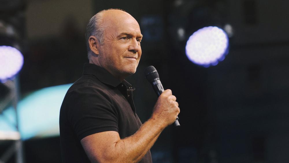 Greg Laurie preaches at the 2018 SoCal Harvest Crusade. (Image credit: Vitaly Manzuk for Harvest Ministries)