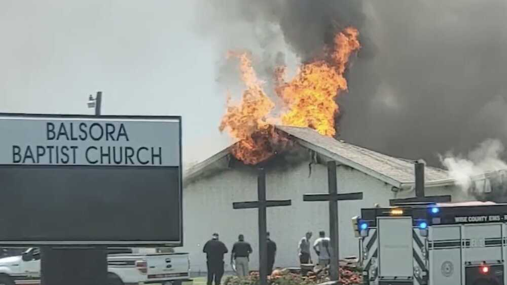 iglesia_bajo_fuego.png