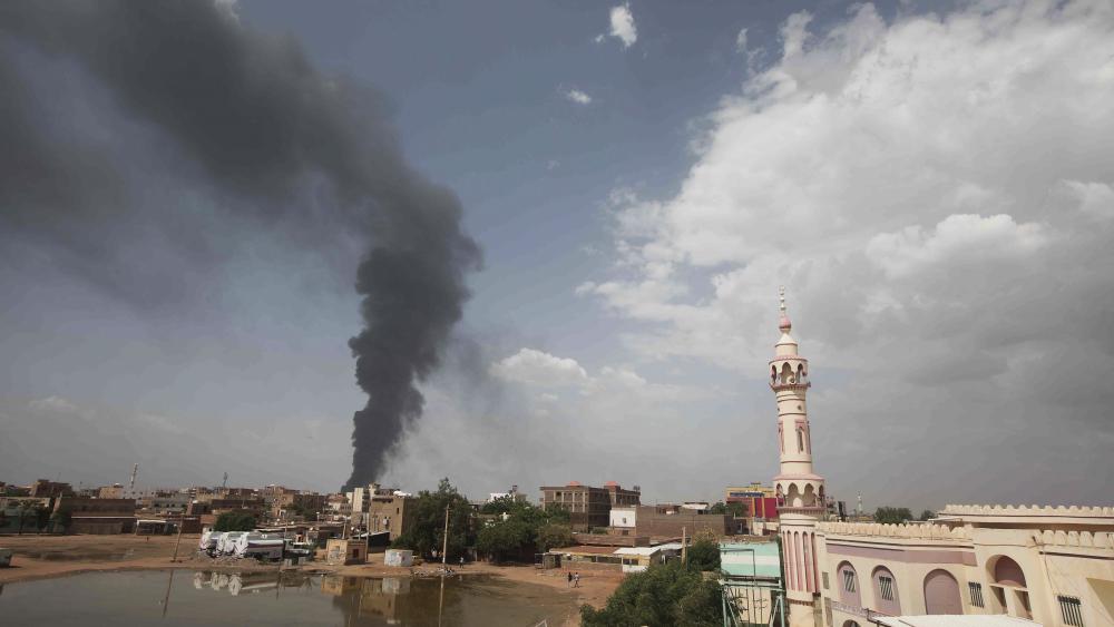 Smoke rises over Sudan&#039;s capital Khartoum