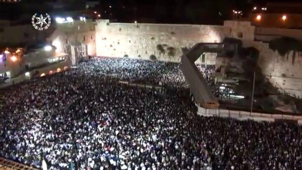 Tens of Thousands Pray at the Western Wall, Photo, IDF