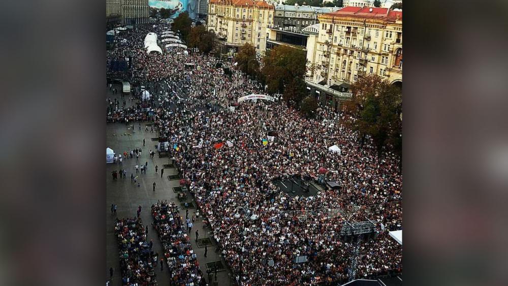 Hundreds Of Thousands Gather In The Streets Of Ukraine To Praise The