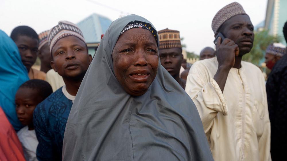Las familias nigerianas lloran después de que sus hijos fueron secuestrados de la escuela (AP Photo / Sunday Alamba)