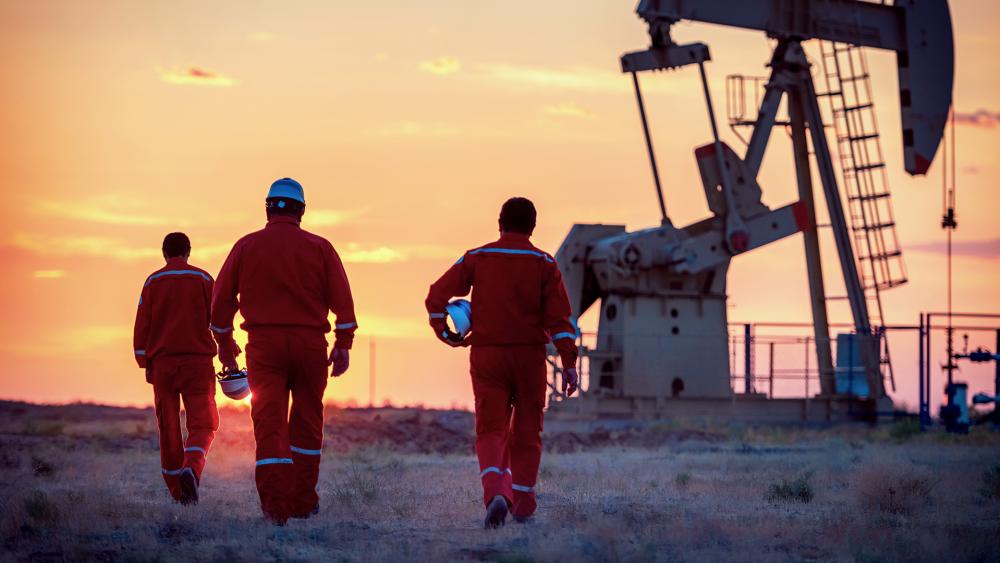 oil pipeline workers (Adobe stock)