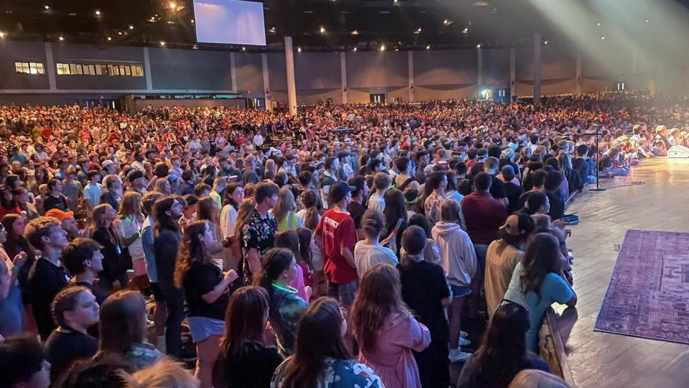 Miles de la generación Z adoran y dan corazones a Cristo durante los campamentos de verano