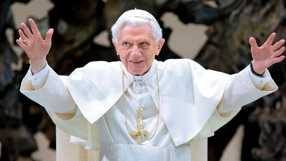 Advarsel Ikke nok Onkel eller Mister Pope Francis Calls for Prayer for Retired Pope Benedict XVI: 'He's Very  Sick' | CBN News