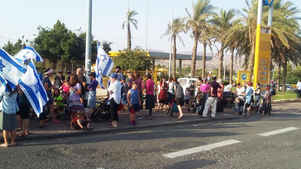 Israelis Form a Human Chain along Route of Funeral Procession, Photo, TPS, Noa Ori