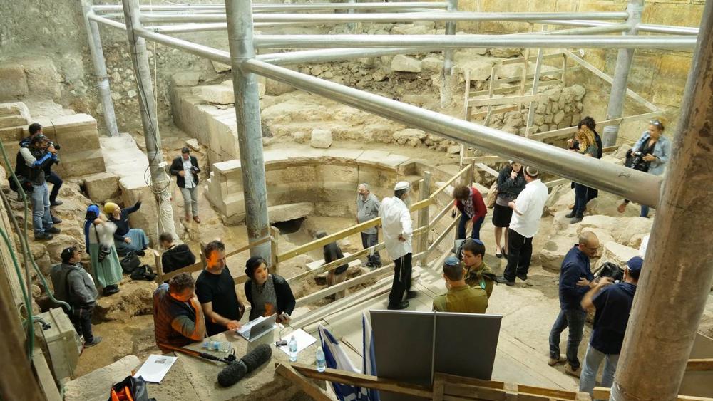 Archaeologists at Jerusalem&#039;s Western Wall