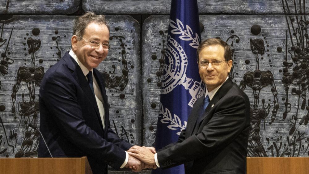 The new U.S. Ambassador to Israel, Thomas Nides, left, shakes hands with Israeli President Isaac Herzog at a joint press conference after presenting his credentials, at the president&#039;s residence in Jerusalem, Sunday, Dec. 5, 2021. (AP Photo/Tsafrir Abayov