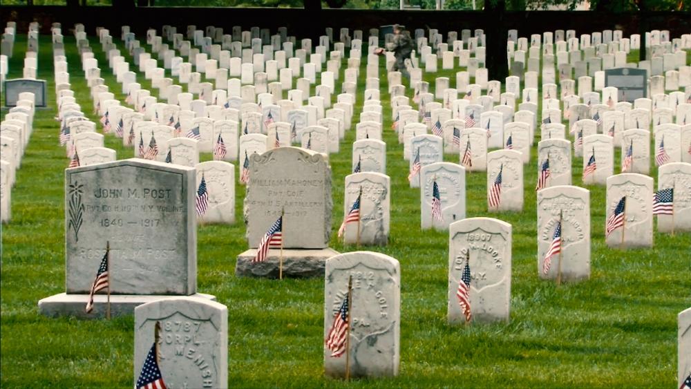 IN MEMORY: 'Old Guard' Places 280,000+ Flags at Arlington Cemetery ...