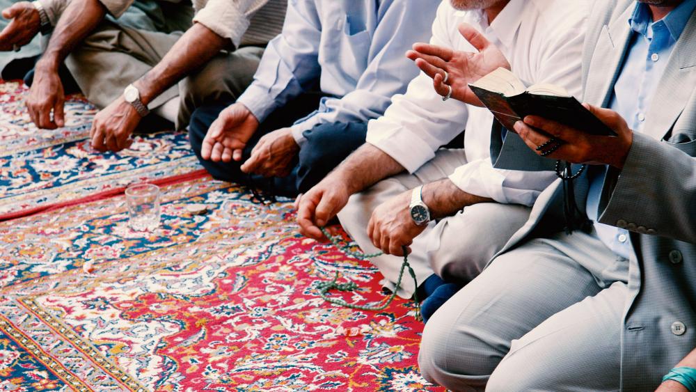 Muslims praying 3
