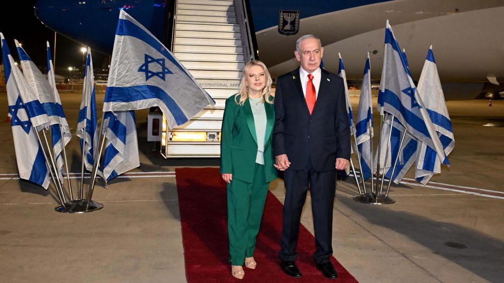 Prime Minister Benjamin Netanyahu and his wife, Sara, at Ben-Gurion International Airport before departing on a diplomatic visit to the U.S., Sept. 25, 2025. Photo credit: Avi Ohayon, GPO.