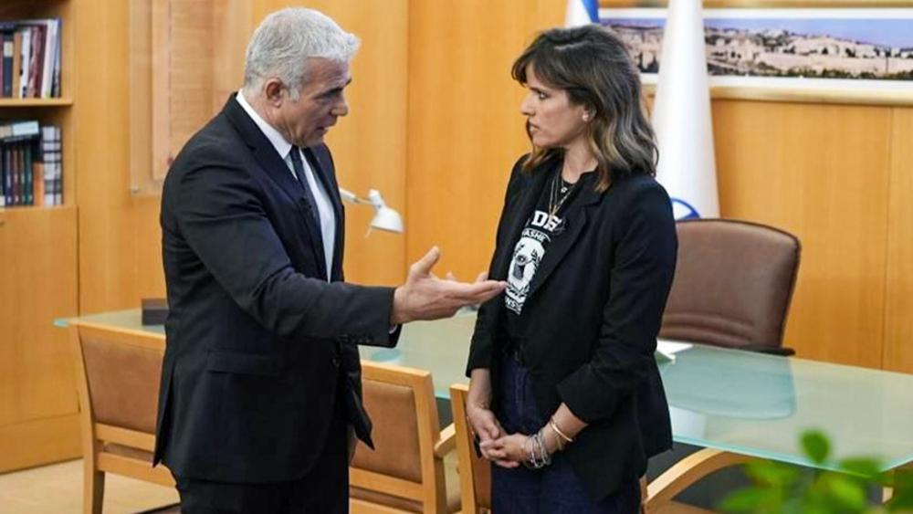 Noa Tishby (right) speaks with Israeli Foreign Minister Yair Lapid (left). Photo credit: Foreign Ministry.